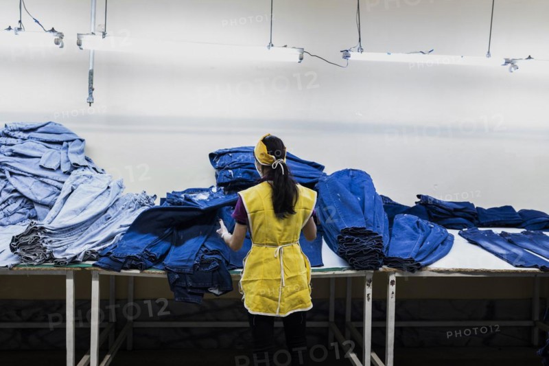A worker sorts jeans at the Afrasyab jeans factory in Samarkand, 02.11.2022., Samarkand, Uzbekistan, Asia