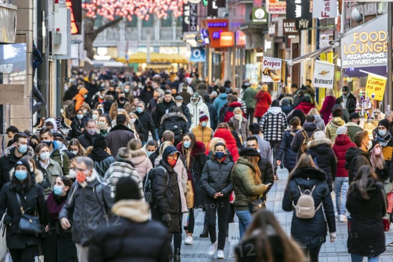 Pre-Christmas period in the pedestrian zone Hohe Strasse in Cologne, colourful hustle and bustle in the Advent season