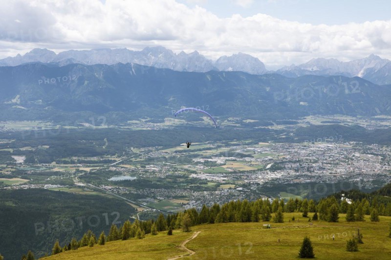 Paraglider on the Gerlitzen Alpe, behind Treffen am Lake Ossiach and the Loetschernberg, Carinthia, Austria, Europe