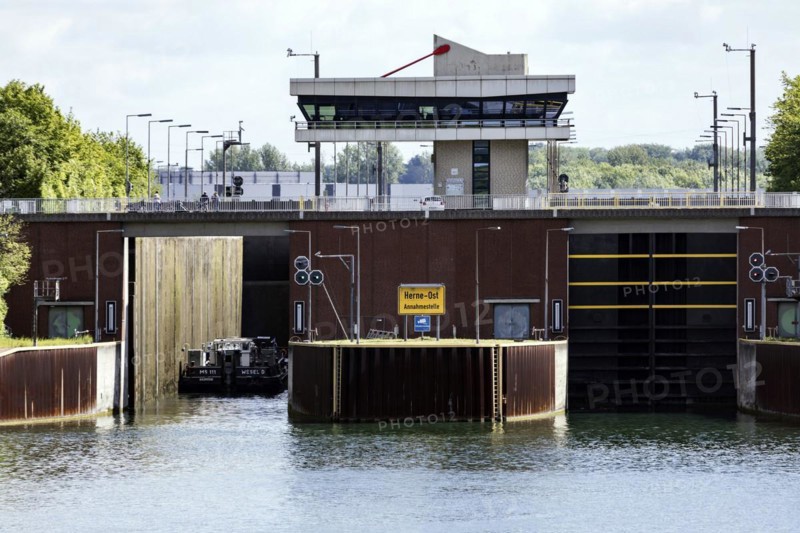 Freighter enters the lock chamber of the Herne-Ost lock on the Rhine-Herne Canal, double chamber lock, Herne, North Rhine-Westphalia, North Rhine-Westphalia, Germany, Europe