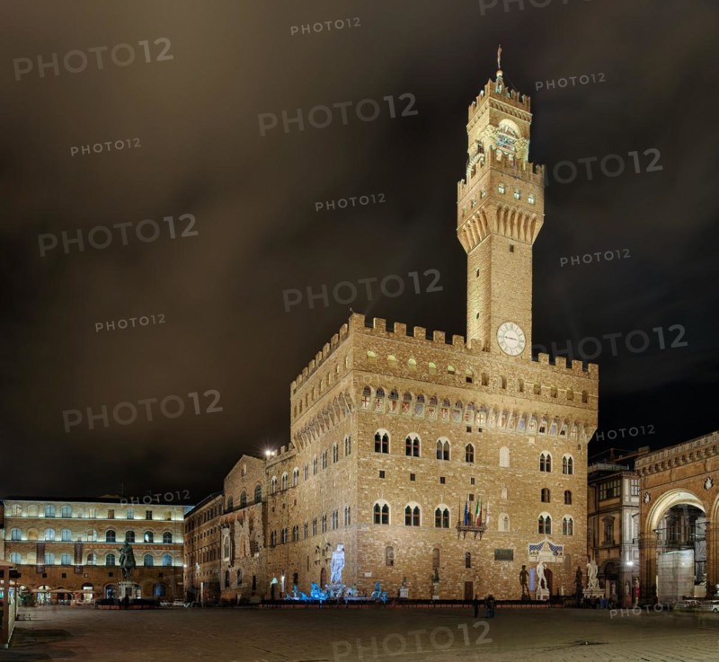 Neptune Fountain Palazzio Vecchio Illuminated Panorama Florence Italy