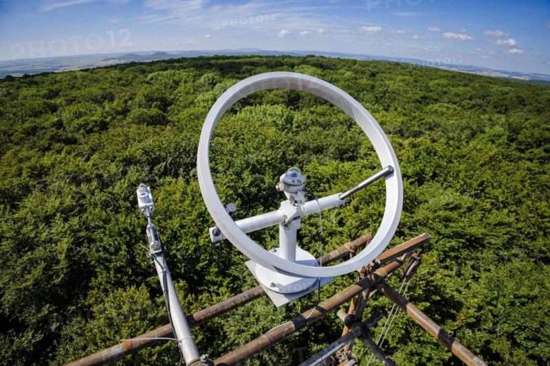 Radiation sensors for recording direct and indirect solar radiation hang from a measuring tower of the Northwest German Forest Research Institute above a deciduous forest in Lower Saxony. Here, research is being conducted into how the forest can be prepared for the challenges in times of climate change. Mackenrode, 28.06.2022, Mackenrode, Germany, Europe