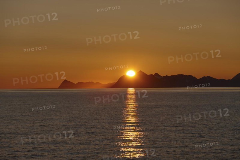 Backlight shot, midnight sun over the mountain peaks of Prins Karls Forland, Silhouette, Spitsbergen, Svalbard Archipelago