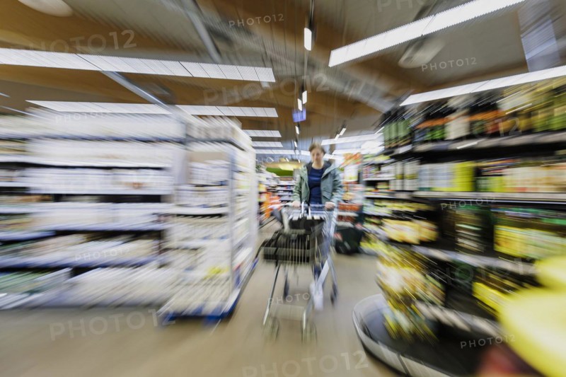 Shopping at the supermarket in Radevormwald, 08.06.2022. Radevormwald, Germany, Europe
