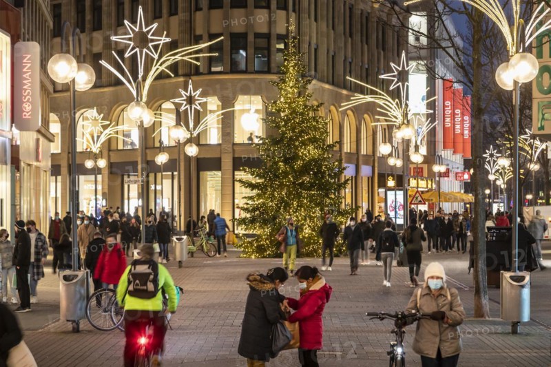Pre-Christmas in Colognes Schildergasse, colourful hustle and bustle in the Advent season