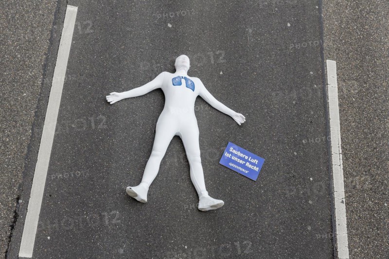 Protest of the environmental organisation Greenpeace, on the Bundesstrasse 14 40 activists demand better air quality, the Neckartor is considered the most polluted street in Germany with high levels of particulate matter, climate change, Stuttgart Baden-Wuerttemberg, Germany, Europe