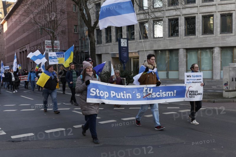 Demonstrators with banner Stop Putin, demonstration against the Ukraine war on 25.2.23, Duesseldorf, North Rhine-Westphalia, Germany, Europe
