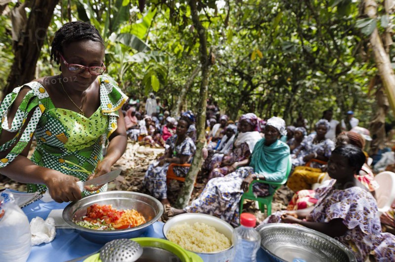 Training of woman on the cocoa plantation of the Cooperative Rasso in Agboville, 23.02.2023. Lecture on proper nutrition by a nutrition expert of the Cooperative., Agboville, Cote Divoir