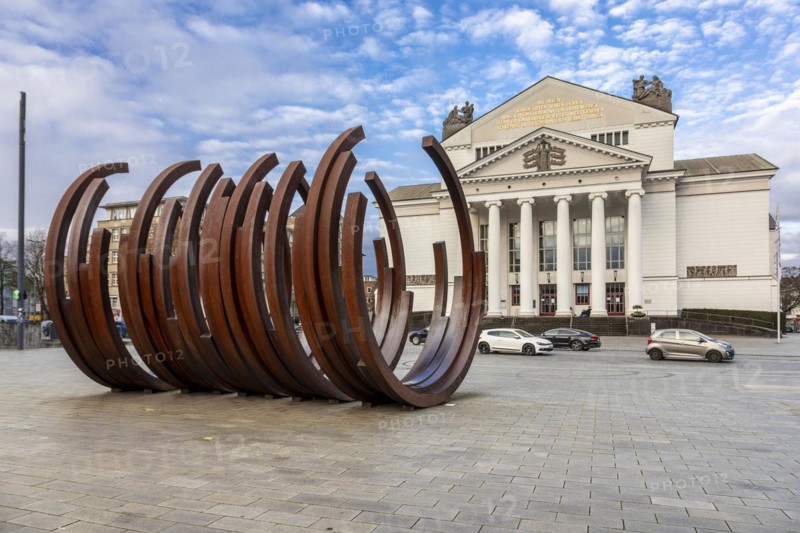 Theatre Duisburg, Deutsche Oper am Rhein, artwork by the French artist Bernar Venet 5 arches in front of the opera house, Duisburg, North Rhine-Westphalia, Germany, Europe