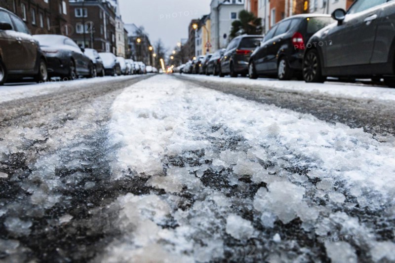Snow in Duesseldorf, road conditions, little traffic, cautious driving, winter, overfrozen wetness, slippery snow, ruts, Duesseldorf, North Rhine-Westphalia, Germany, Europe