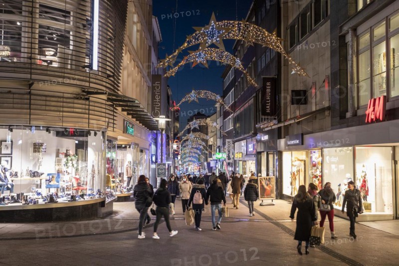 Limbecker Strasse pedestrian zone at pre-Christmas time in Essen during the coronavirus pandemic, Essen, North Rhine-Westphalia, Germany, Europe