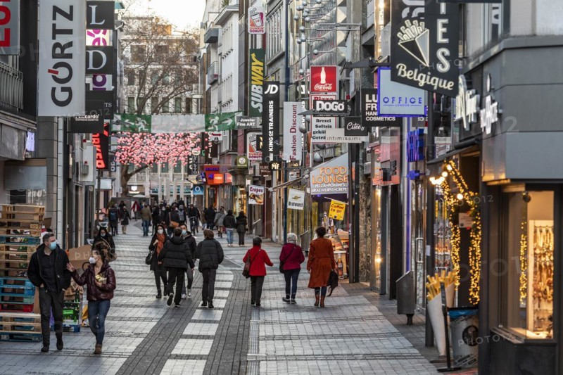 Shopping streets in Cologne after the lockdown in the Corona crisis, pedestrian zone Hohe Strasse