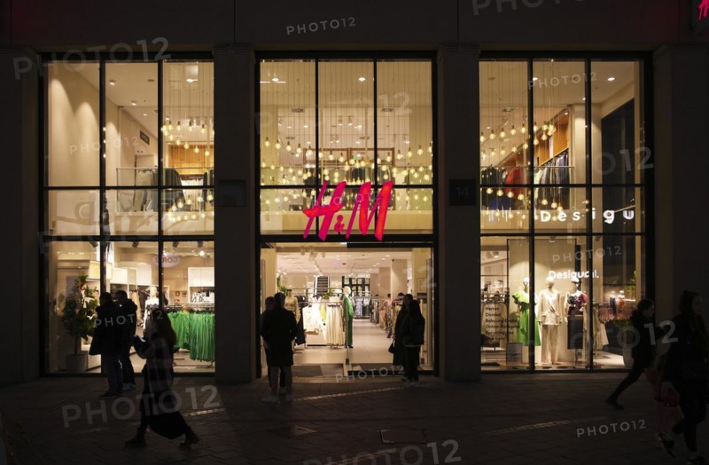 H&M, H & M, Hennes und Mauritz, department stores' chain, Koenigsstrasse, Stuttgart, Baden-Wuerttemberg, Germany, Europe