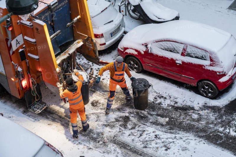 AWISTA refuse collection, residential area, snow, residual waste, refuse bins, refuse vehicle, Duesseldorf, North Rhine-Westphalia, Germany, Europe