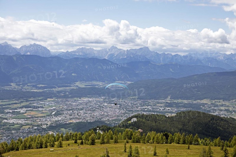 Paraglider on the Gerlitzen Alpe, behind Treffen am Lake Ossiach and the Loetschernberg, Carinthia, Austria, Europe