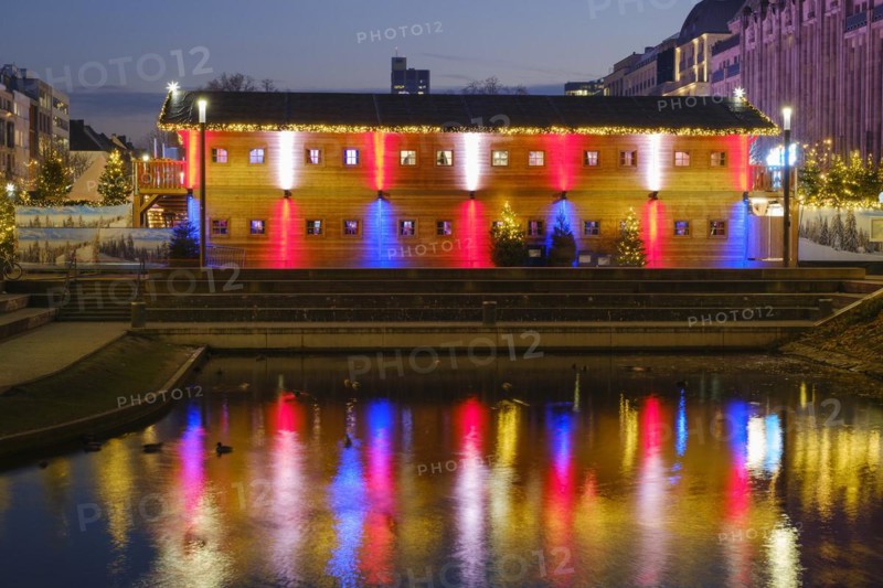 Illuminated Christmas market hut, Christmas market at the Koe-Bogen, Blue hour, Duesseldorf, North Rhine-Westphalia, Germany, Europe