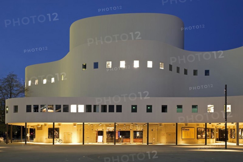 Duesseldorfer Schauspielhaus am Abend, abbreviated Dhaus, Duesseldorf, North Rhine-Westphalia, Germany, Europe