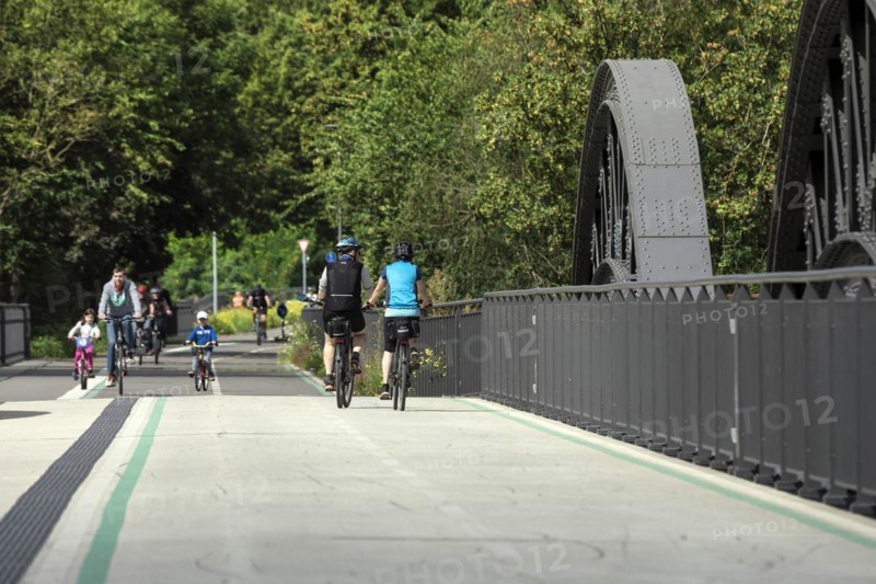 Cycling traffic on the RS1, the Radschnellweg Ruhr, here on the Ruhrbruecke Muelheim, Muelheim an der Ruhr, North Rhine-Westphalia, North Rhine-Westphalia, Germany, Europe