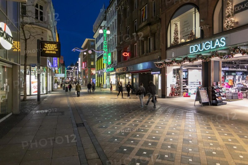Westenhellweg in Dortmund city centre, Douglas, lockdown, partial lockdown, Dortmund, North Rhine-Westphalia, Germany, Europe