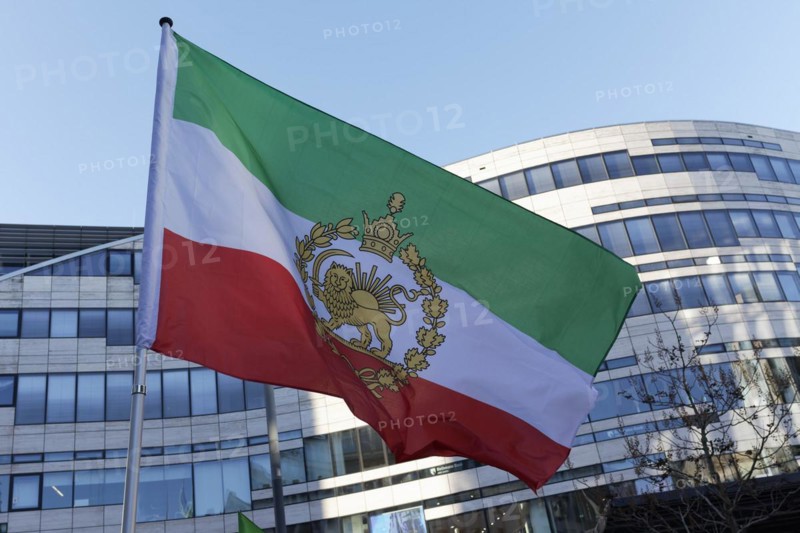 Free Iran, Iranian flag in front of the Koe-Bogen, demonstration against the Mullah regime on 25.2.23, Duesseldorf, North Rhine-Westphalia, Germany, Europe