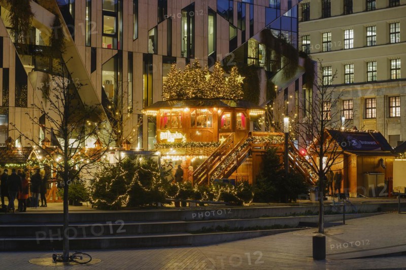 Christmas market stalls at the Koe-Bogen, Duesseldorf, North Rhine-Westphalia, Germany, Europe
