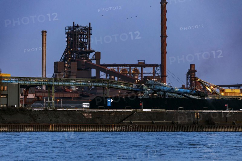 Blast furnace of thyssenkrupp Steel Europe AG at Suedhafen Walsum, Duisburg, North Rhine-Westphalia, Germany, Europe