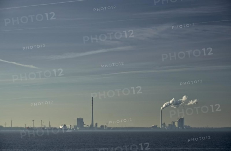 The decommissioned Wilhelmshaven coal-fired power plant and the Onyx power plant on the west side of the Jade Bay, a gulf in the North Sea. Jade Bay, Jade, Lower Saxony, Germany, Europe