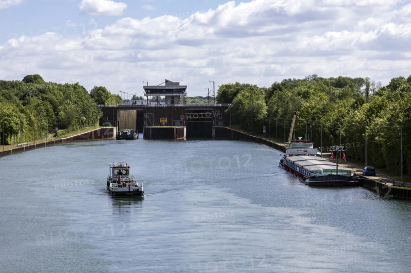 Herne-Ost double chamber lock on the Rhine-Herne Canal, Herne, North Rhine-Westphalia, North Rhine-Westphalia, Germany, Europe