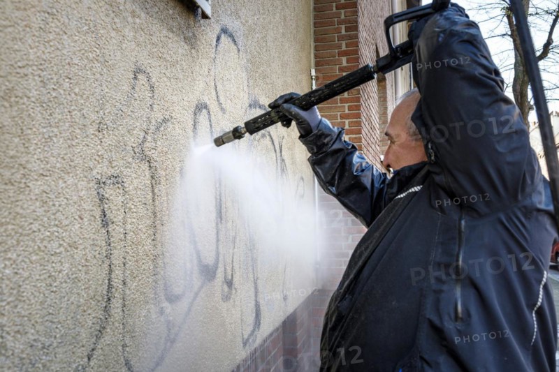 Removal of graffiti from house wall, high-pressure cleaner, residential area, Duesseldorf, North Rhine-Westphalia, Germany, Europe