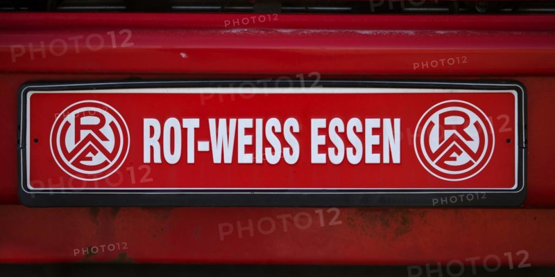 Club logo of the football club Rot-Weiss-Essen on a car sign, Essen, Ruhr area, North Rhine-Westphalia, Germany, Europe