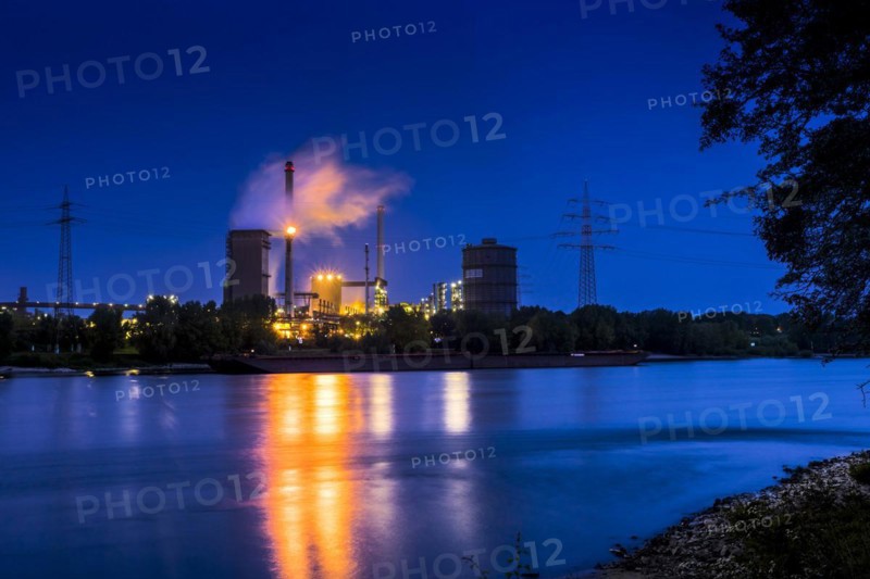 Slag tap of Huettenwerke Krupp Mannesmann, HKM, steam cloud, coking plant, Rhine, night shot, Duisburg, North Rhine-Westphalia, North Rhine-Westphalia, Germany, Europe