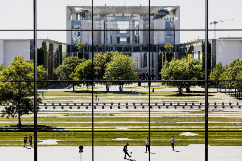 People stand out between Paul-Loebe-Haus and the Federal Chancellery in Berlin, 22.06.2022., Berlin, Germany, Europe