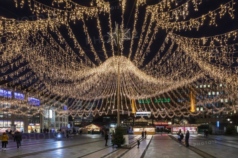 Kennedyplatz in the run-up to Christmas in Essen during the coronavirus pandemic, only a few stalls - this years mini-Christmas market, Essen, North Rhine-Westphalia, Germany, Europe