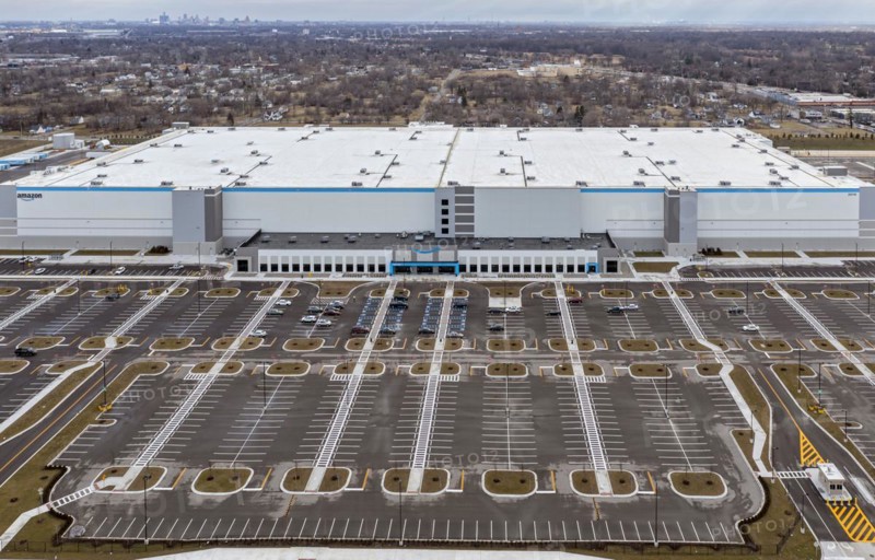 Detroit, Michigan USA, 7 January 2023, A newly-built $400 million Amazon fulfillment center, the largest in Michigan, remains idle as Amazon announced plans to lay off 18, 000 workers as the national economy softens. The warehouse, on the site of the former Michigan State Fairgrounds, was intended to open in 2022, employing 1, 200 workers, but its opening has been delayed at least a year