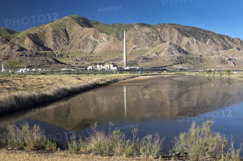 Salt Lake City, Utah, The smokestack for Rio Tinto Kennecotts copper smelter, located between the Oquirrh Mountains and Great Salt Lake