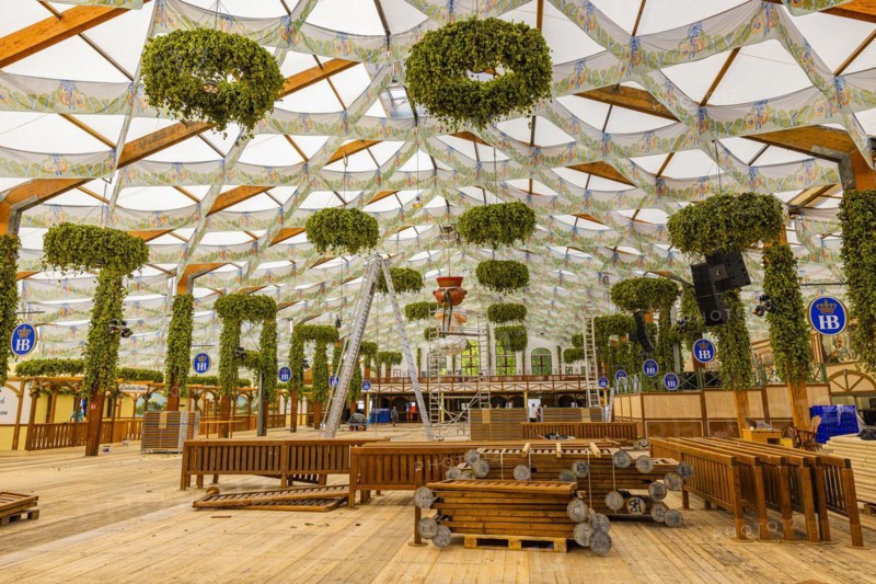 Wiesnaufbau, Hofbraeufestzelt, Oktoberfest, Theresienwiese, Munich, Upper Bavaria, Bavaria, Germany, Europe