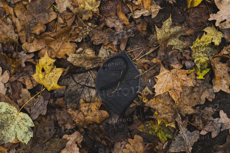 An FFP2 mask lying in the foliage, taken in Grunewald in Berlin, 16.11.2022., Berlin, Germany, Europe