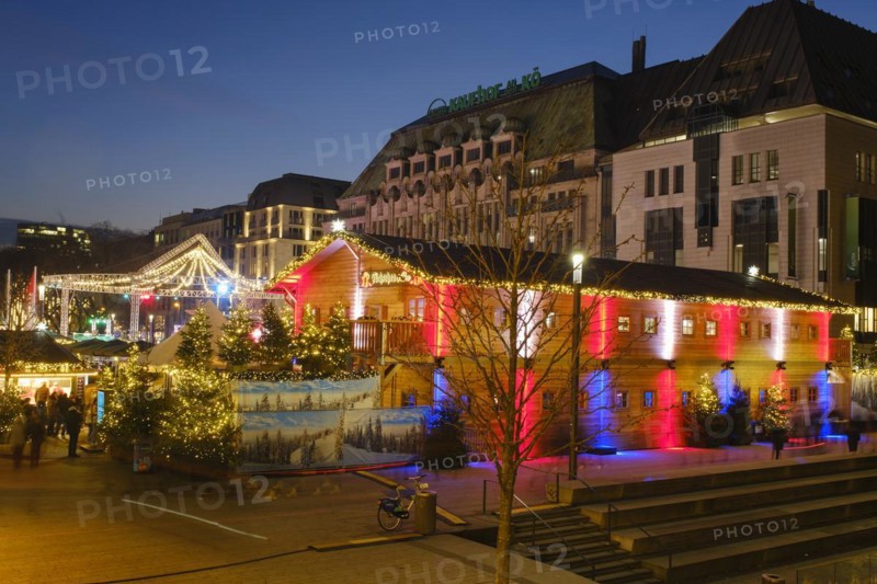 Illuminated Christmas market hut, Christmas market at the Koe-Bogen, Blue hour, Duesseldorf, North Rhine-Westphalia, Germany, Europe