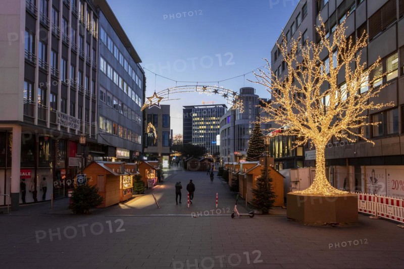 Essen city centre in the Corona crisis, pedestrian zone at Porscheplatz, with the reduced Christmas market and many closed stalls, Essen, North Rhine-Westphalia, Germany, Europe
