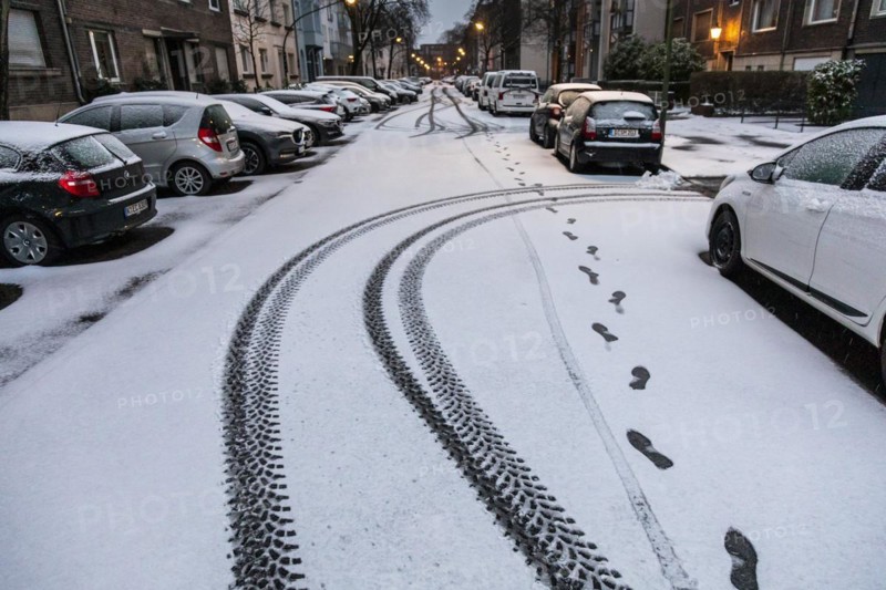 Snow in Duesseldorf, road conditions, little traffic, careful driving, winter, Duesseldorf, North Rhine-Westphalia, Germany, Europe