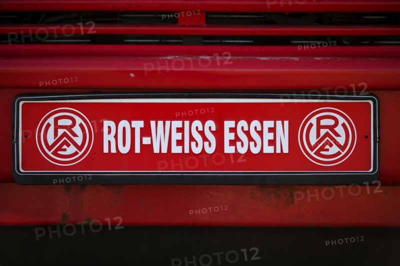 Club logo of the football club Rot-Weiss-Essen on a car sign, Essen, Ruhr area, North Rhine-Westphalia, Germany, Europe
