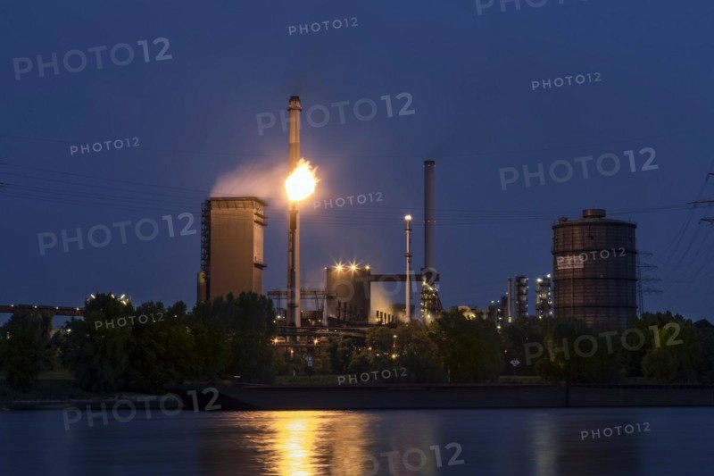 Huettenwerke Krupp Mannesmann, HKM, steam cloud coking plant, gas flare, Rhine, night shot, Duisburg, North Rhine-Westphalia, North Rhine-Westphalia, Germany, Europe