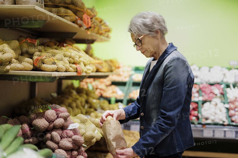 Woman buying potatoes in a supermarket in Radevormwald, 08.06.2022. Radevormwald, Germany, Europe
