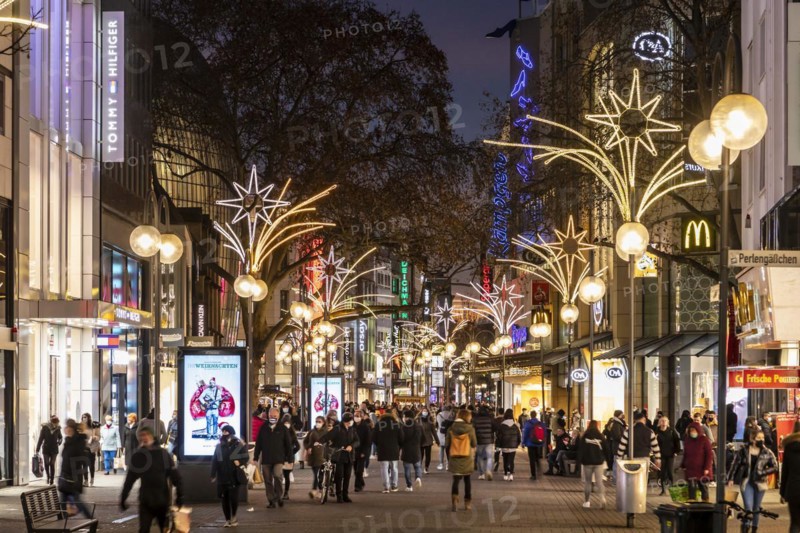Pre-Christmas in Colognes Schildergasse, colourful hustle and bustle in the Advent season
