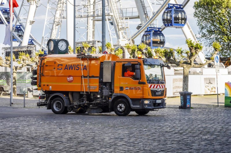 Sweeper of the city cleaning AWISTA at the Burgplatz in the old town, Duesseldorf, North Rhine-Westphalia, Germany, Europe
