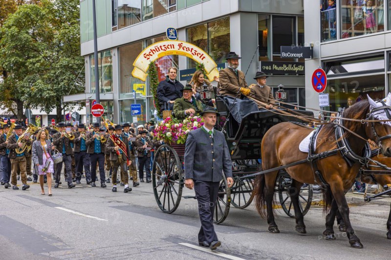 Festival procession, entry of the Wiesnwirte, horse-drawn carriage of the Schuetzen Festzelt, Oktoberfest, Munich, Upper Bavaria, Bavaria, Germany, Europe