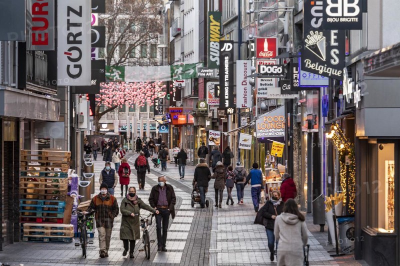 Shopping streets in Cologne after the lockdown in the Corona crisis, pedestrian zone Hohe Strasse
