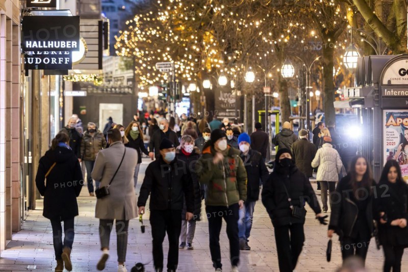 Advent weekend on the Koe, Koenigsallee, business side, luxury mile, passers-by, pedestrians, Duesseldorf, North Rhine-Westphalia, Germany, Europe