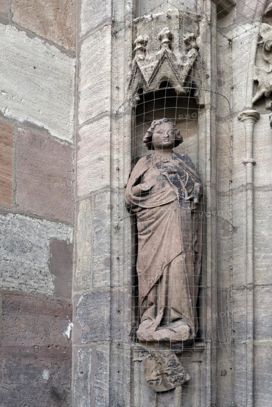 Sculpture of Mary at the portal of the Fountain of Virtue