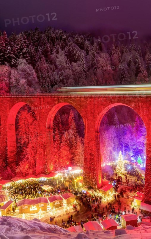 Christmas market in the Ravenna Gorge in the snowy Black Forest